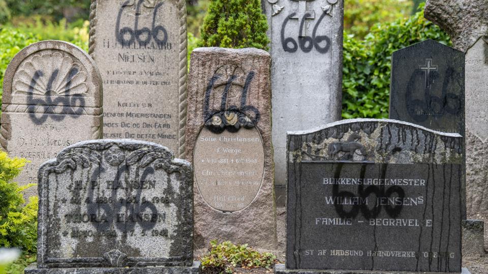 81 gravsten på Hadsund Kirkegård blev i weekenden overmalet med tallet 666, som er djævlens tal. Foto: Henrik Bo <i>Foto: Henrik Bo</i>