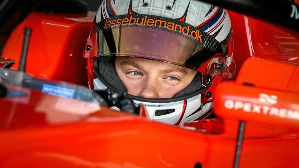 - Det er et kæmpe skridt for mig, ikke bare at skulle køre om Europamesterskabet, men også at skifte fra de korte sprintløb i formelbiler til fire timer lange løb. Jeg tror at tidspunktet er rigtigt i forhold til mit mål om at blive professionel racerkører, siger Malthe Jakobsen.
