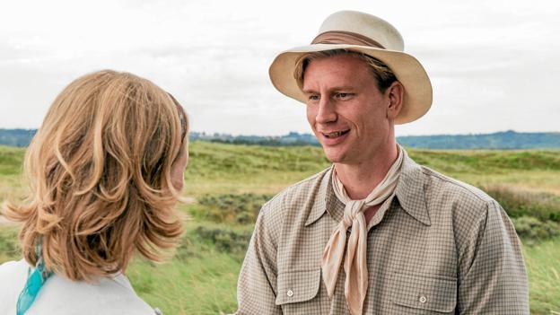 Hverken Bertha Frigh (Lucia Vinde Dirchsen) eller amatørspion Villumsen (Andreas Jebro) forstår tilsyneladende, hvor alvorligt det er, det de har gang i. Men de slipper for konsekvenser. Foto: Mike Kollöffel/TV 2 <i>Mike Kollöffel/TV 2</i>