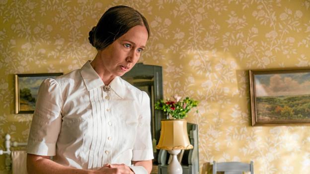 Der er potentiale i forholdet mellem Otilia (Merete Mærkedahl) og kontorchef Aurland. Men det bliver ikke rigtigt taget seriøst. Foto: Mike Kollöffel/TV 2 <i>Mike Kollöffel/TV 2</i>