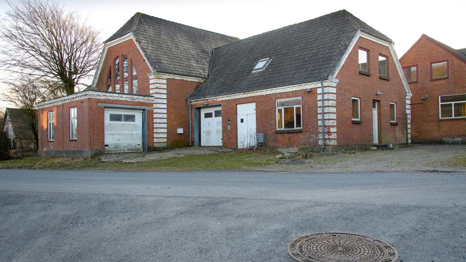 Mejeriet i Solbjerg blev bygget i 1913. De seneste år er bygningen dog ikke blevet vedligeholdt, og Morsø Kommune fik den kondemneret i juni 2019. Foto: Bo Lehm