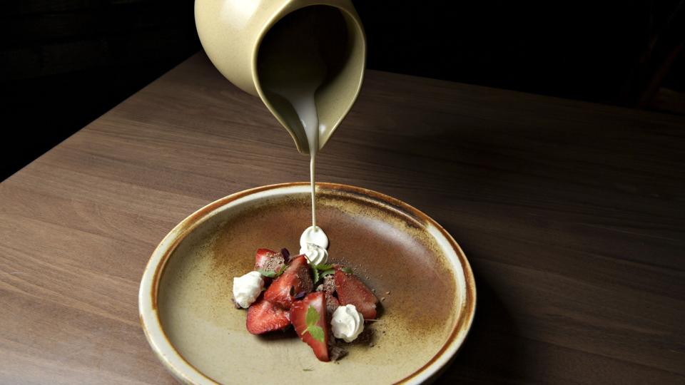 Restaurantens udgave af klassikeren jordbær med fløde. Foto: Henrik Louis
