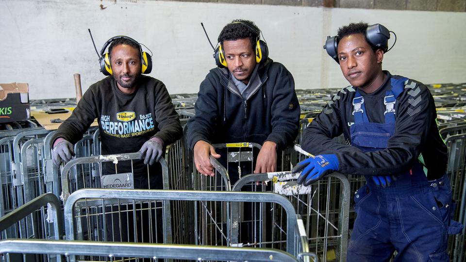 Carsten Uhrenholt mener, det er vigtigt, at de unge mænd har hinanden som støtte. Fra venstre Bahta Geremeskel, Tekle Brhane og Bereket Rusom. <i>Foto: Lars Pauli</i>