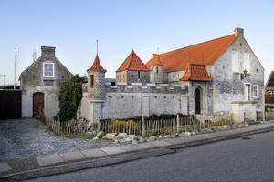 Vilde billeder: Parcelhus bygget om til ridderborg - kom med indenfor
