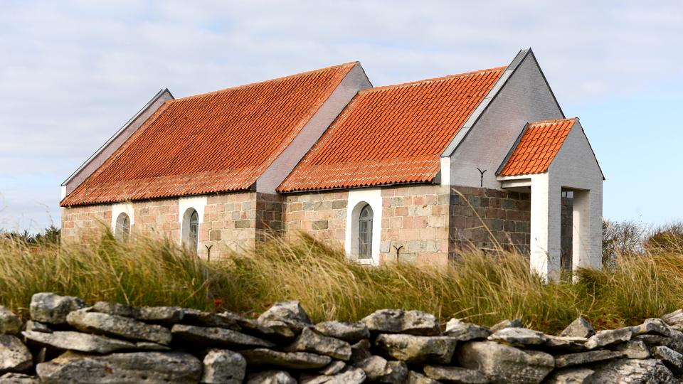 Hansted Kirke, der er sognekirke i Hanstholm. På grund af sognets størrelse skal der være seks folkevalgte i menighedsrådet, men indtil videre er kun tre pladser besat. <i>Arkivfoto: Claus Søndberg</i>