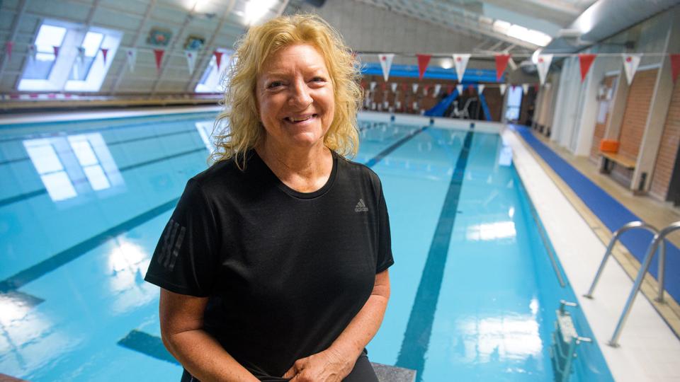 Pia Bjerregaard har i mange år haft sin gang især her i "vådhallen" i Terndrup, men hun har også lavet masser af andet frivilligt arbejde, som kommer til gavn i jobbet som leder af idrætscentret. Foto: Bo Lehm <i>Bo Lehm</i>