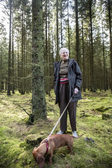 Dronningen midt i skoven i Trend. Foto: Kongehuset