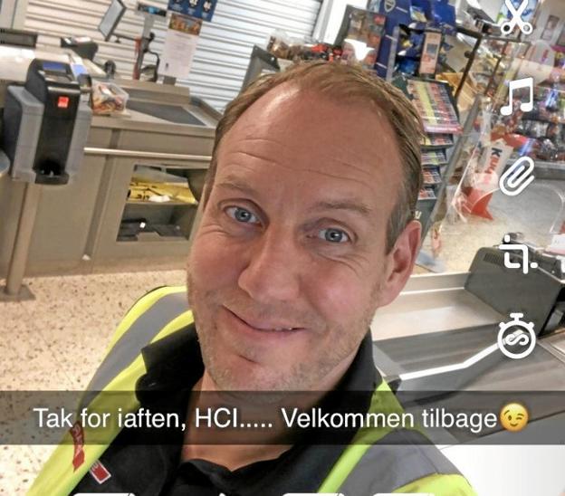 Klokken 21 var købmand Christian Rick Vestergaard klar til at lukke sin Spar butik i Haverslev. Han er glad for, at eleverne på HCI nu er tilbage. Privatfoto