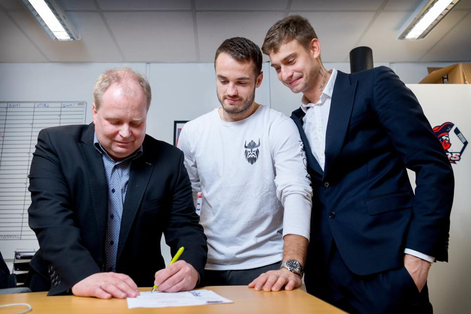 Kirill Kabanov (til højre) og Henry Hardarson (i midten) underskriver sammen med administrerende direktør Lars Laursen den nye sponsoraftale med Aalborg Pirates. Foto: Torben Hansen