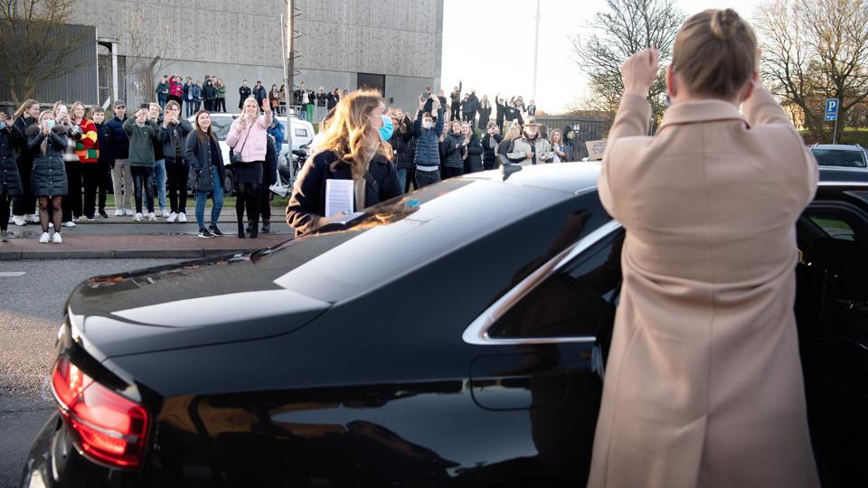Mette Frederiksen vinker farvel til en en del af de 750 elever på Hjørring Gymnasium. Foto: Bente Poder