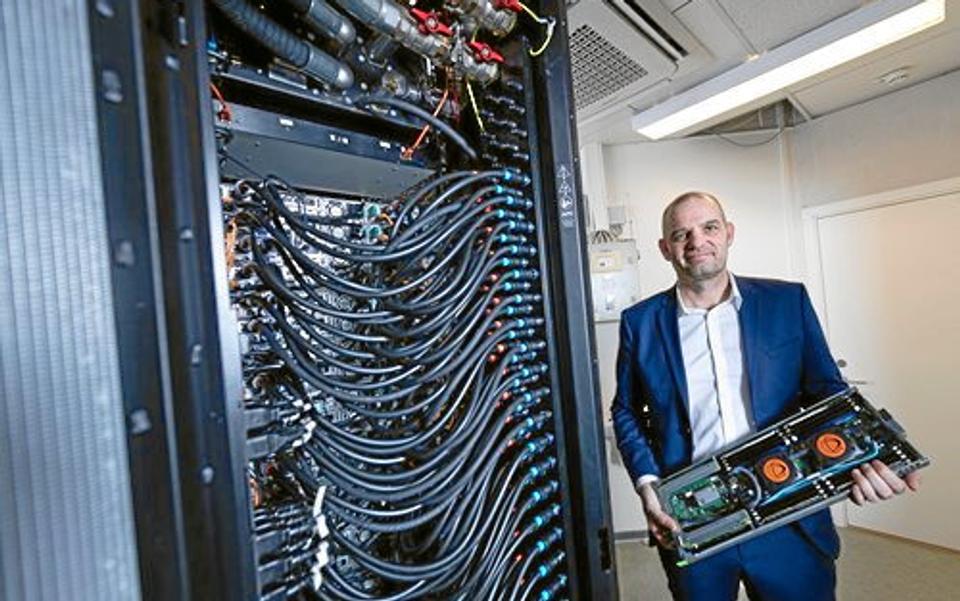 CEO André Sloth Eriksen ved et serverrack i Aseteks demonstrations-datacenter, der siden 3. februar i år har leveret 60 grader varmt vand til Aalborgs fjernvarmenet. Foto: Asetek