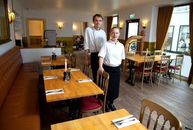 Stokbrohus Restaurant & Bar er åbnet i Stokbrogade -  Sicilie Schultz og Rolf Christensen er klar til at kræse om gæsterne med lækkert mad.  Foto: Henrik Louis