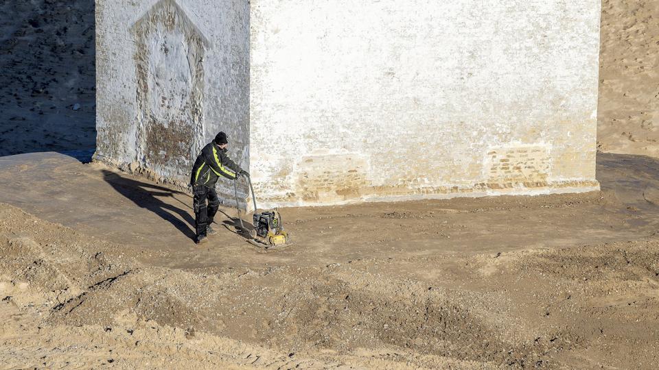 Stabilgrus rundt om fyret skal sikre, at sandet ikke evig og altid blæser væk omkring soklen.