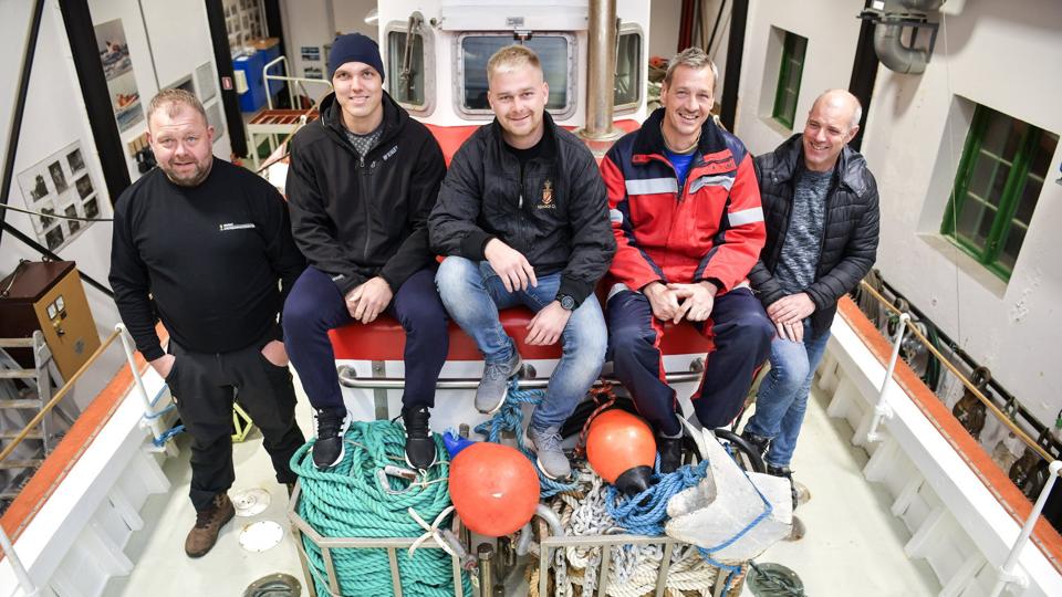 De fem redningsmænd om bord på Vorupør-redningsstationens store motorredningsbåd. Hverken den eller stationens andre fartøjer blev der dog brug for, da en mor og hendes søn 9. februar i år skulle reddes, efter at de var blevet ramt af en brodsø på molen i Vorupør. Fra venstre Ulrich Korsgaard Thomsen, Eric Andersen, Nicolai Rimmer Olesen, Anders Christian Thomsen og Knud Andersen. Foto Claus Søndberg