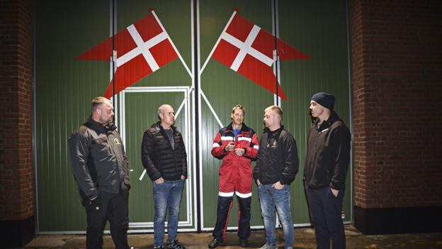Ulrich Korsgaard Thomsen, Knud Andersen, Anders Christian Thomsen, Nicolai Rimmer Olesen og Eric Andersen foran porten til redningsstationen i Vorupør. Foto Claus Søndberg <i>Foto: Claus Søndberg</i>