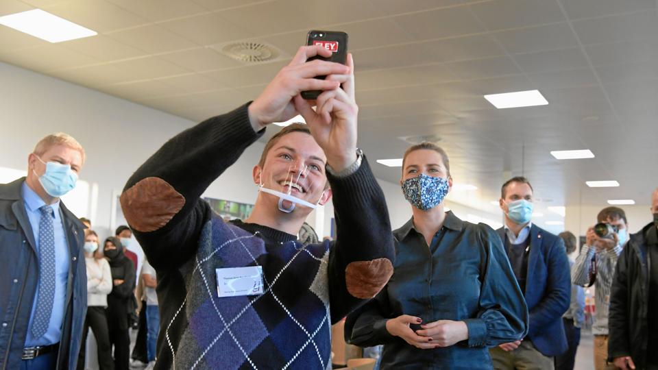 Mette Frederiksen tog sig tid til at tale med ret mange elever. Hun ville høre, hvordan de havde klaret den nordjyske corona-nedlukning. Foto: Bente Poder