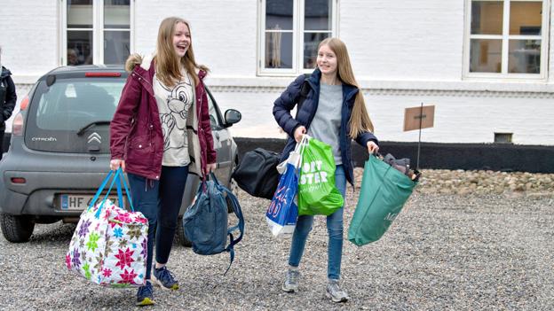 Henna Havgaard fra Skive og Nellie Broe Johansson fra Hundborg, begge 16 år, havde glædet sig meget til at få lov at vende tilbage til efterskolelivet og alle vennerne.