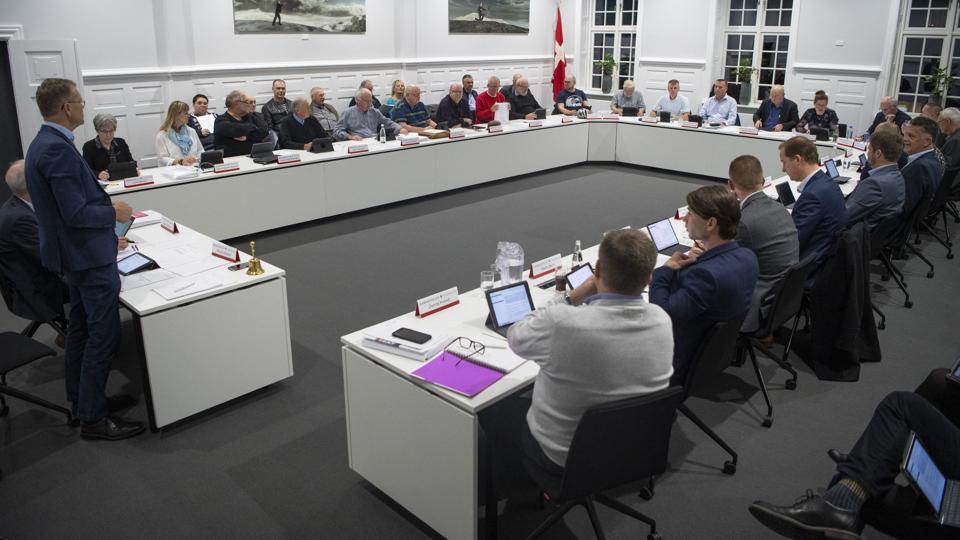 Samtlige 27 medlemmer af byrådet i Brønderslev Kommune er nået til enighed om budgetaftalen, som blev første behandlet i byrådssalen i onsdags. Foto: Henrik Bo