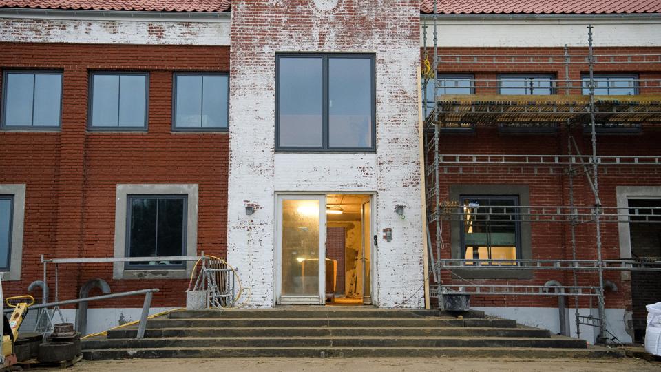 Arbejdet med det nye sundhedshus i Hanstholm skrider fremad. Bygningen er på 2400 kvadratmeter og kommer til at rumme en bred vifte af sundhedstilbud. <i>Bo Lehm</i>