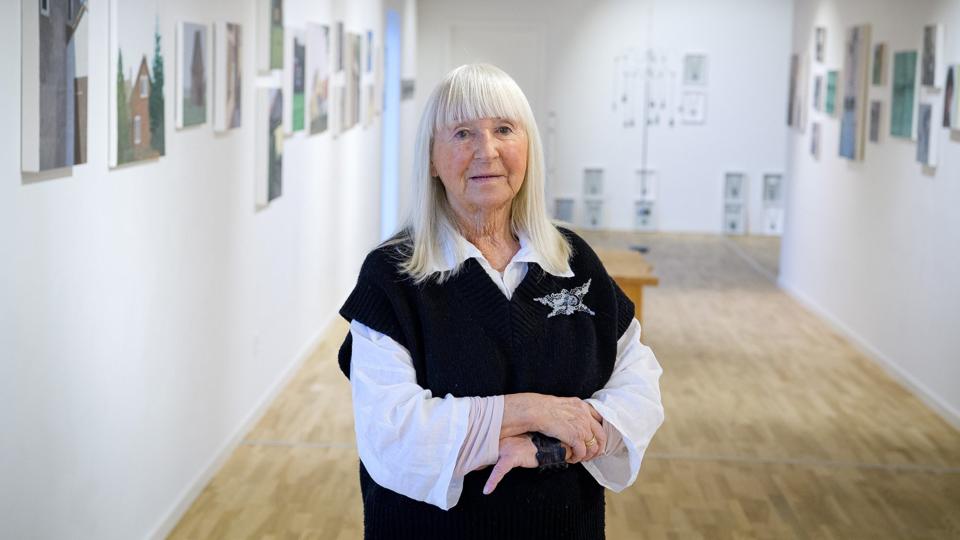 Det er første gang, smykkekunstneren Helga Exner udstiller i Morsø Kunstforening, men hun har tilknytning til Mors via sin datter, Julie Exner, der bor tæt på øens sydspids.
