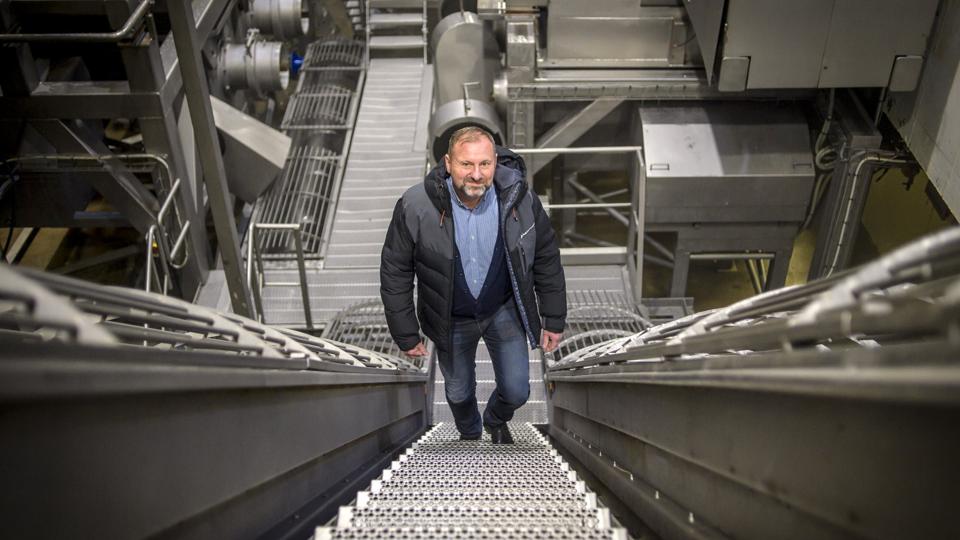 Direktør Kim Mortensen i den fabrik, han har arbejdet på i 19 år. Nu står maskinerne stille, og de kommer ikke i gang igen. Foto: Martin Damgård