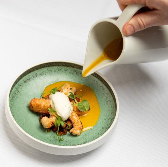 Suppe med ristede jomfruhummerhaler, græskar, urter og cremefraiche.