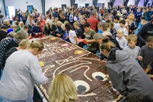Med mudder og kage: Dueholmskolen fyldte 50