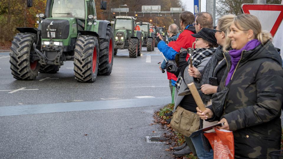 Sådan så det i ud i Aalborg, da traktorerne kørte i demonstration. Initiativtagerne håber på 200 traktorer i Hjørring på lørdag. Arkivfoto: Lars Pauli <i>Foto: Lars Pauli</i>