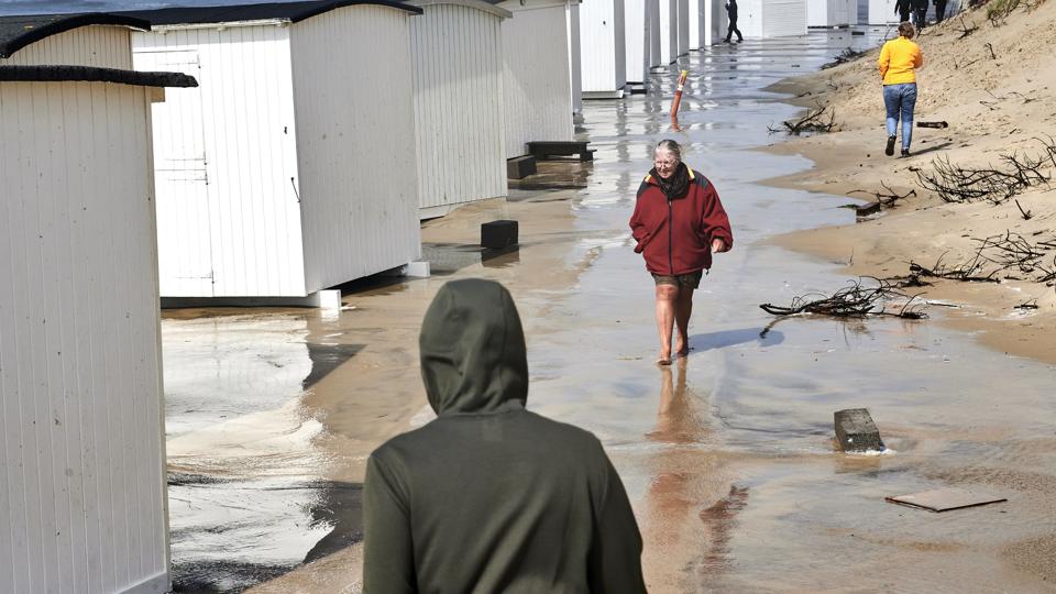 Det er ikke storm, der har plaget de nordjyske kyster de seneste dage, men vinden har været stærk og direkte nok til at skabe problemer for de mange badehuse i Blokhus og ikke mindst Løkken. Foto: Henrik Bo <i>Foto: Henrik Bo</i>