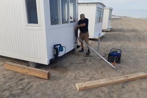Familien Sand har et badehus på stranden: Her er løsningen til at sikre det mod storm og blæst