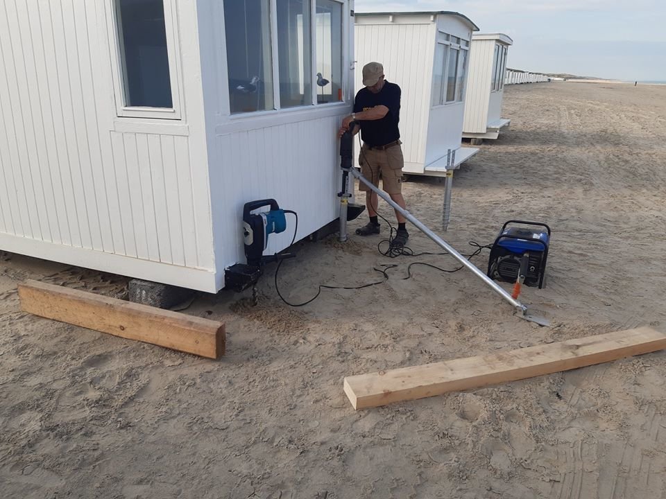 Familien Sand har et badehus på stranden: Her er løsningen til at sikre det mod storm og blæst