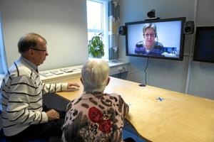 Borgerne møder medarbejdere i borgerservice - på en videoskærm