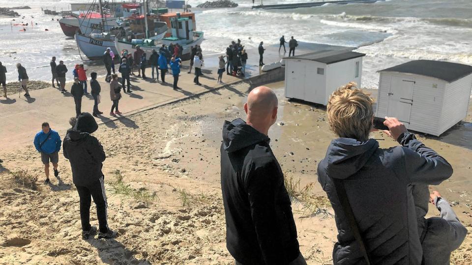 Løkken Læmole var næsten væk i havvandet, som mandag kastede rundt med badehuse langs den nordjyske vestkyst. Det voldsomme vejr skræmte dog ikke nysgerrige turister væk. Foto: Kirsten Olsen <i>Kirsten Olsen</i>