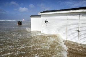 Se billeder og video: Stormen får ikoniske badehuse i Blokhus til at sejle rundt