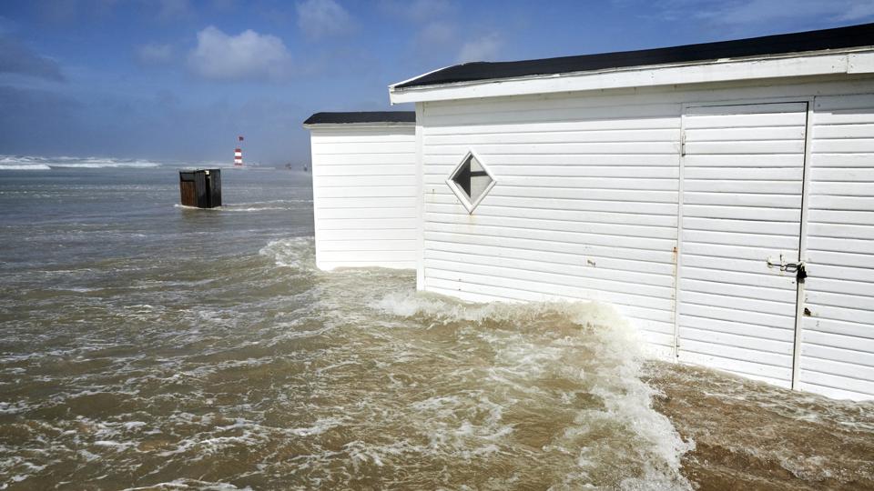 Mandag eftermiddag stod vandet allerede højt omkring en stor del af badehusene på stranden ved Blokhus. Og ifølge vejrudsigten bliver det ikke bedre det kommende døgn. Foto: Henrik Bo <i>Foto: Henrik Bo</i>
