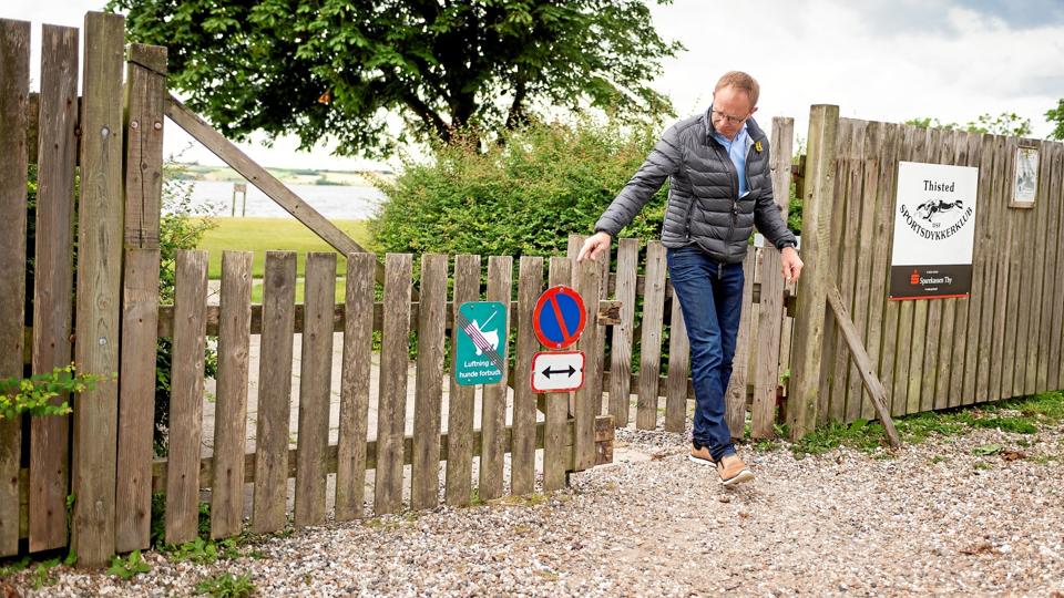 Det er ikke kun bygninger og faciliteter bag hegnet til Søbadet, der trænger til en grundig overhaling. Hegnet trænger også til fornyelse, konstaterer Niels Jørgen Pedersen, som opfordrer til, at få sat stedet i stand, så det bliver attraktivt for både børn og voksne. Foto: Jens Fogh-Andersen