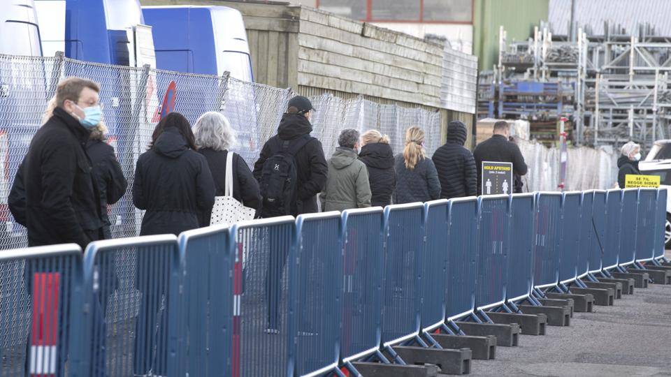 Folk i kø efter at få deres første stik. Ca. 2500 nordjyder blev vaccineret på Håndværkervej i Aalborg fredag. Foto: Henrik Louis