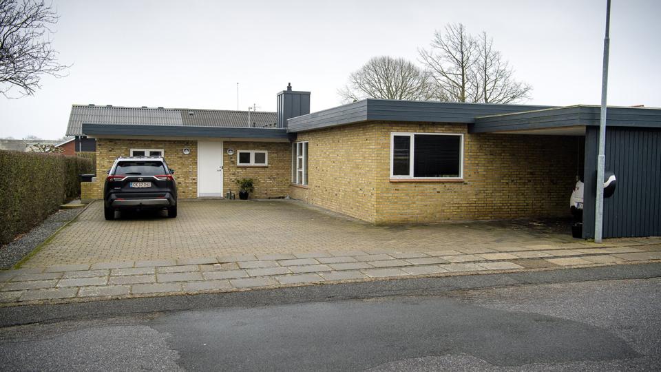 Må den nye ejer af villaen Fasanvej 15 i Nykøbing opretholde beboelse i garagen til venstre på billedet og en anden bagvedliggende tilbygning. Ja, siger politikerne på betingelse af, at vinduerne gøres større.