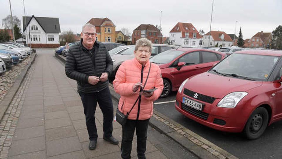 Tove Normann og Olsen Normann kommer af og til på sygehus syd. Parret kender derfor til, at det kan være svært at finde en parkeringsplads. Foto: Henrik Louis
