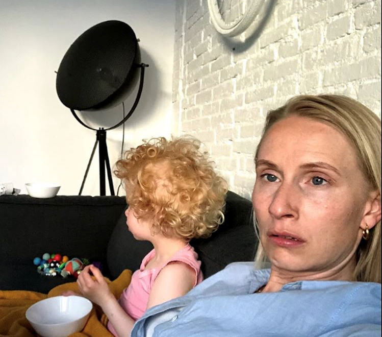 Nanna Schultz, initiativtageren til Instagramsiden og virksomheden Momkind, har gjort det til sit personlige projekt at vise ærlige billeder af livet som mor. Hun er ikke bange for at bruge sig selv. Foto: Momkind