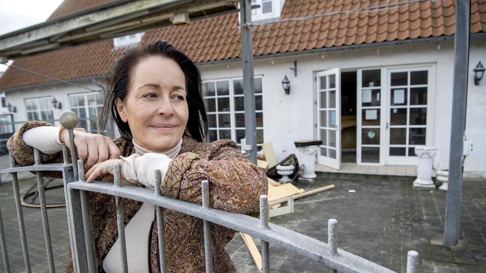 Ejeren af Café Peace, Anne Kønig, foran de nye lokaler på torvet i Blokhus. Foto: Lars Pauli <i>Foto: Lars Pauli</i>
