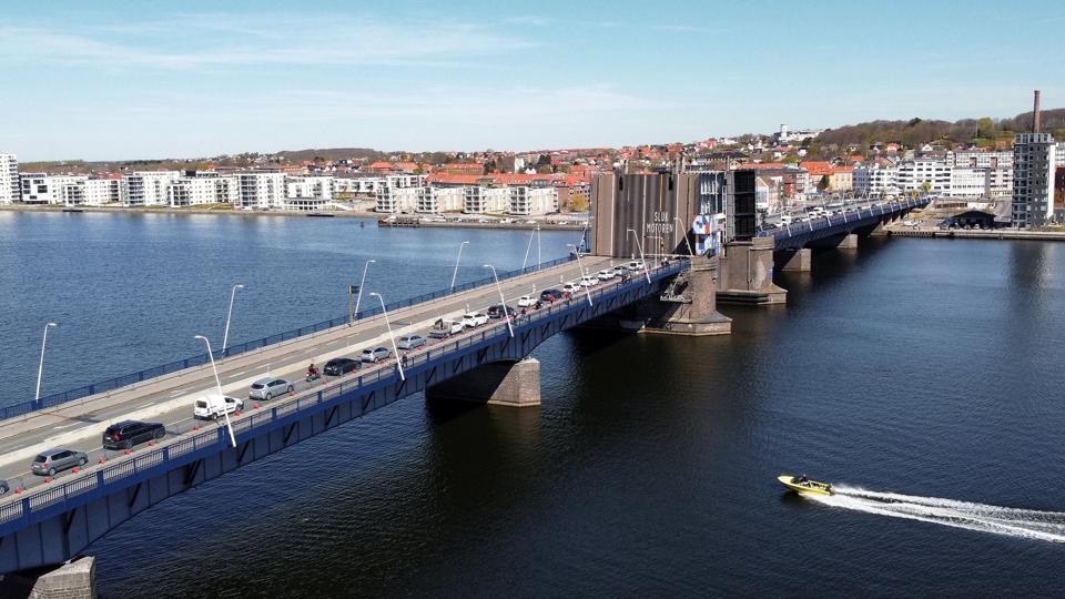 En lys ide vil nu forandre Limfjordsbroen. Foto: Claus Søndberg