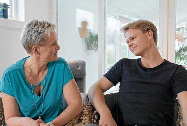 Birgitte og Malte Mikkelsen i samtale om, hvorvidt sønnens job er krævende eller en loppetjans. Foto: McDonald’s
