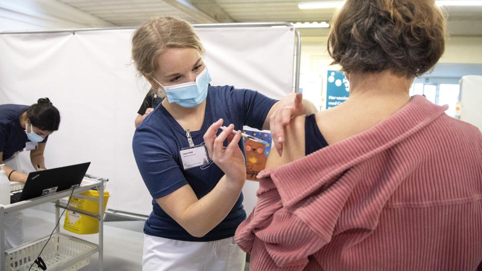 Medicinstuderende Laura Hald giver Susanne Frandsen, der har en lungesygdom, et stik med coronavaccinen. Foto: Henrik Louis