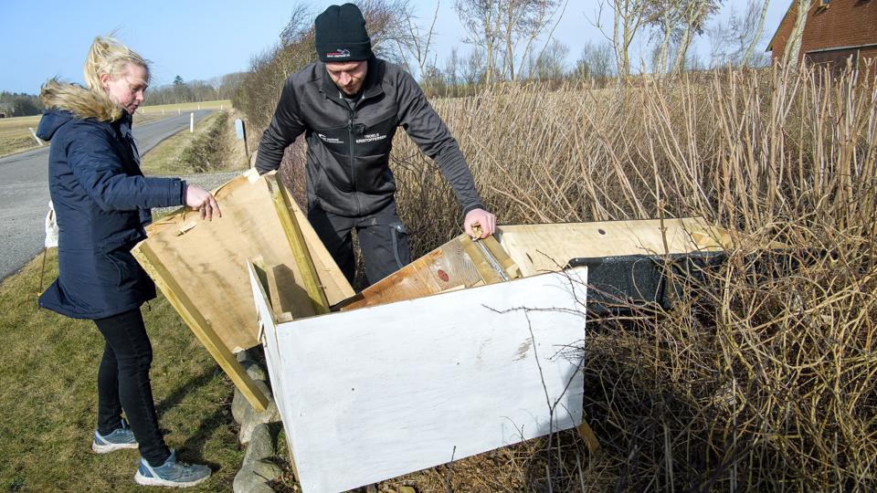 Karina Smed Pedersen og hendes fætter, Troels Kristoffersen, rydder op efter det natlige hærværk mod honningboden på Kanalvej. Foto: Bo Lehm <i>Bo Lehm</i>