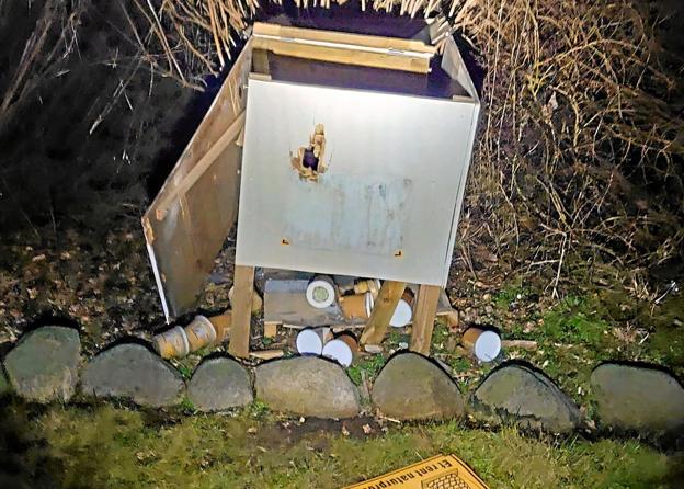 Den ødelagte honningbod, fotograferet fredag morgen. Honningbøtterne blev efterladt, mere eller mindre ødelagte. Privatfoto