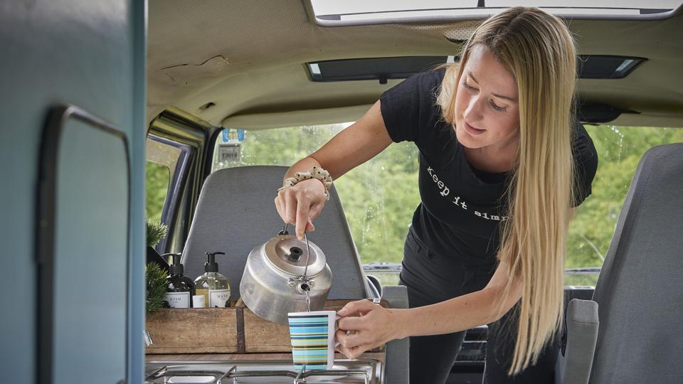 Når man skal leve i sin van - også i dårligt vejr - er det dejligt at have et gasblus inde i bilen, så man ikke er afhængig af at kunne tænde en grill udenfor. Foto: Henrik Bo <i>Foto: Henrik Bo</i>