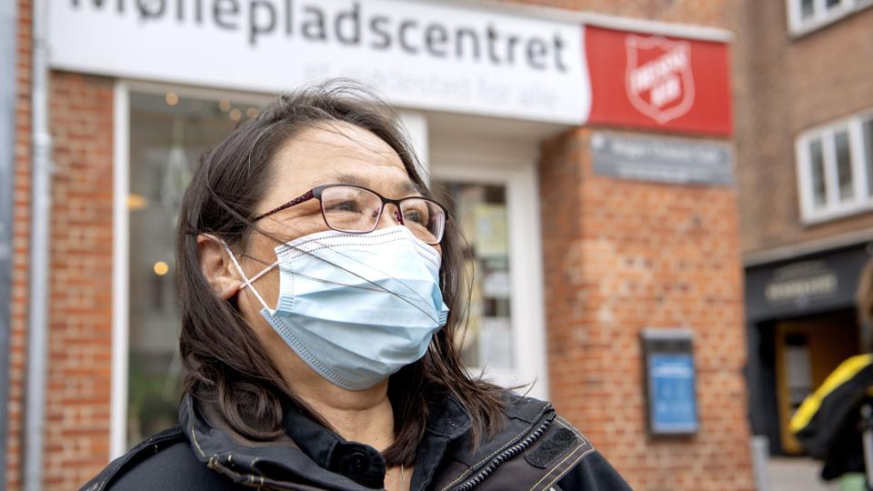I lang tid turde Bente Brink Hansen ikke sælge Hus Forbi i frygt for at tage smitte med hjem til sin familie. Torsdag blev hun vaccineret. Foto: Lars Pauli <i>Foto: Lars Pauli</i>
