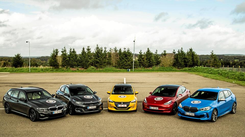 Finalefeltet til Årets Bil - fra venstre BMW 3-serie, Kia Xceed, Peugeot 208, Tesla 3 og BMW 1-serie.