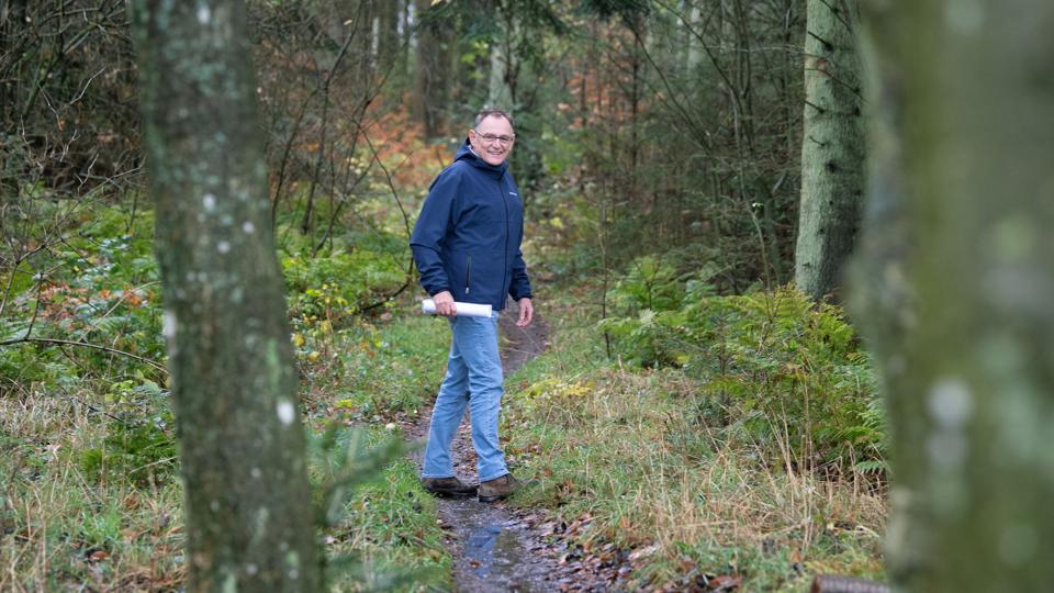 Peter Kristensen fra Tornby Beboerforening er med i arbejdsgruppen, der vil genoplive fire gamle vandrestier omkring Tornby. Foto: Bente Poder